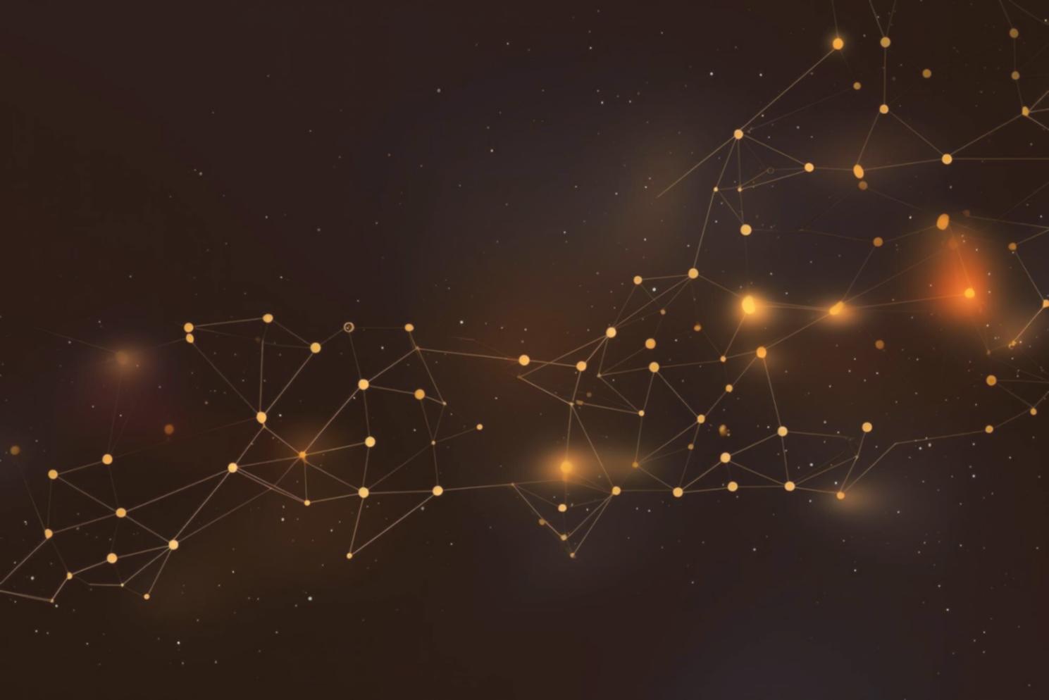 Arbeitsplatz mit Laptop und Notizen für professionelle Content-Erstellung