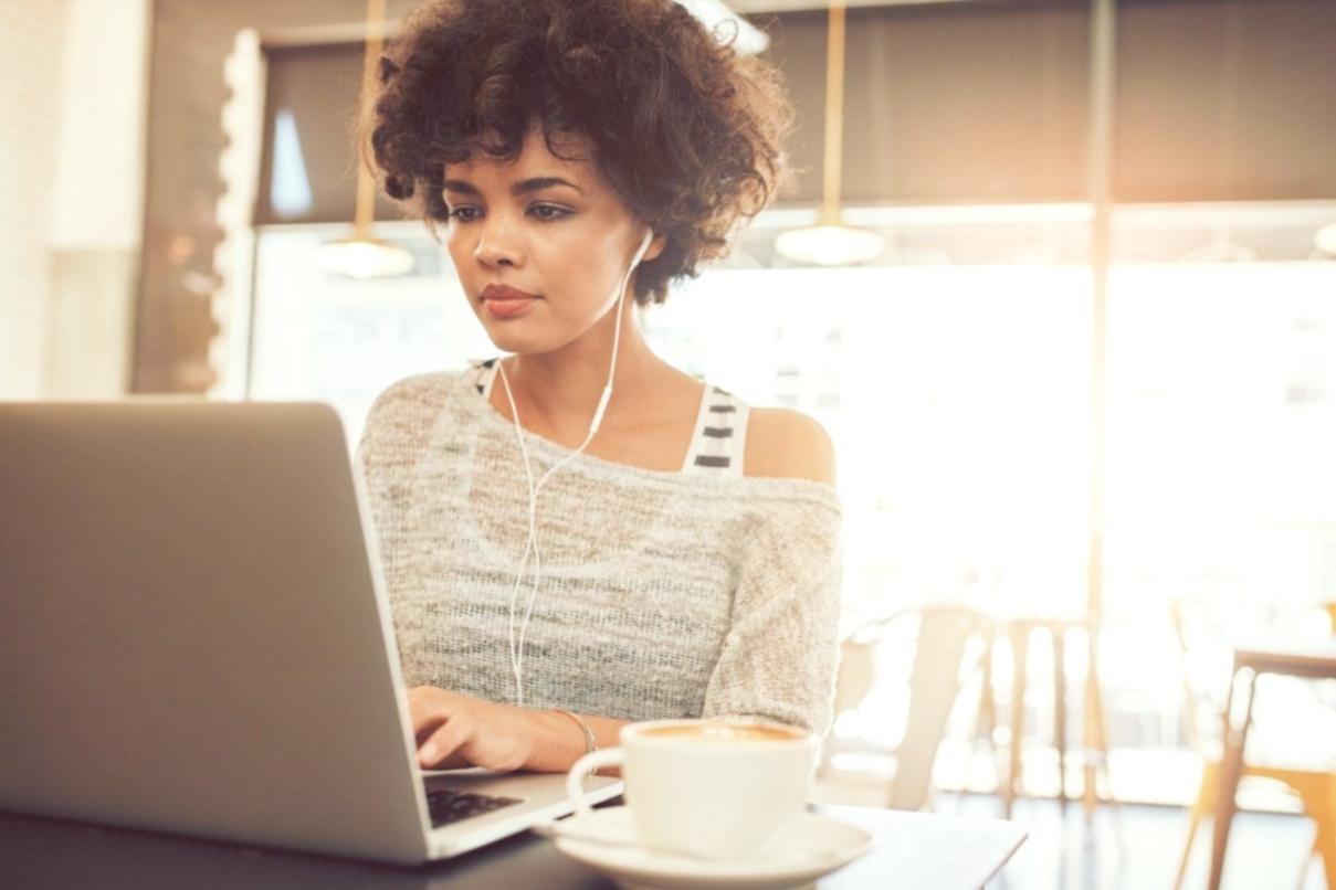 Arbeitsplatz mit Laptop und Notizen zur Content-Strategie